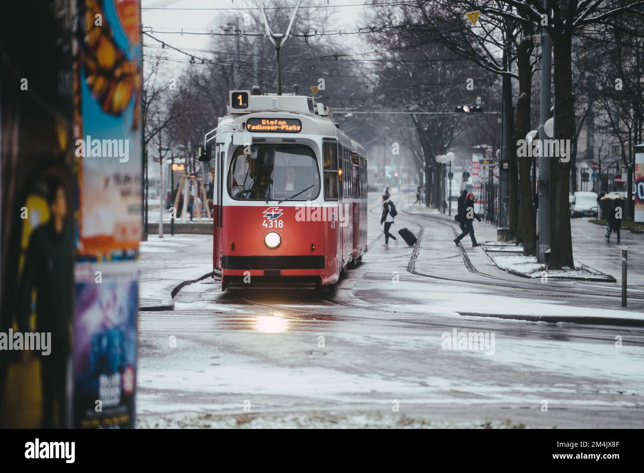 Wien, 15.12.2022: Straßenbahn Linie 1 Stock Photo