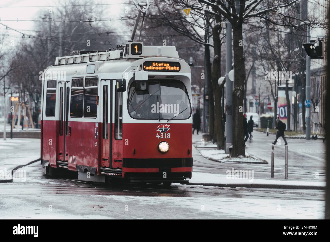 Wien, 15.12.2022: Straßenbahn Linie 1 Stock Photo