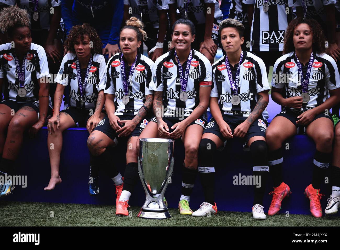 SP - Sao Paulo - 12/21/2022 - FINAL PAULISTA FEMALE 2022, PALMEIRAS X  SANTOS - Santos players lament the defeat at the end of the match against  Palmeiras at the Arena Allianz