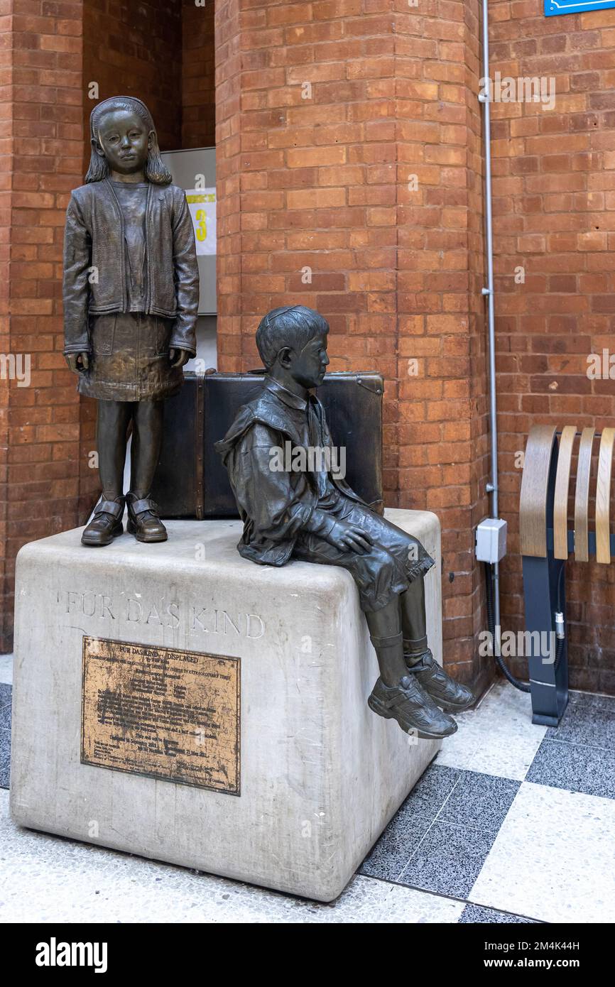 LONDON - AUGUST 10, 2019. The Kindertransport memorial sculpture at Liverpool Street station. Bronze statue of two refugees from the Nazi pogroms. Thi Stock Photo