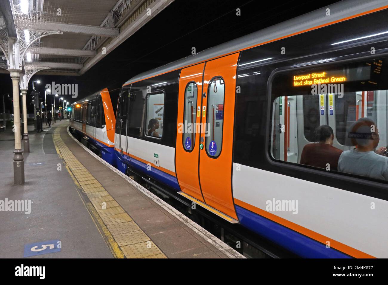 London Overground train at night, to Liverpool St via Bethnal Green Stock Photo