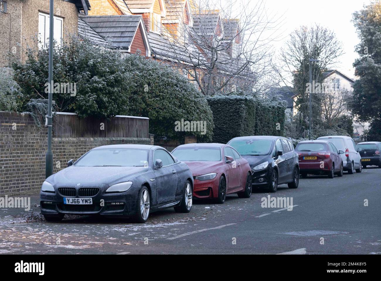 Cars parked along roads around Teddington are covered in frost.    Image shot on 10th Dec 2022.  © Belinda Jiao   jiao.bilin@gmail.com 07598931257 htt Stock Photo