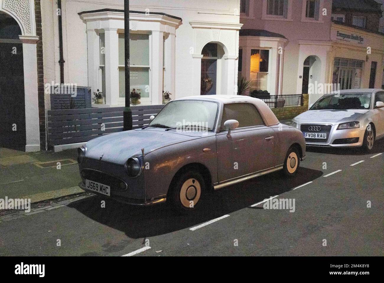 Cars parked along roads around Teddington are covered in frost.    Image shot on 10th Dec 2022.  © Belinda Jiao   jiao.bilin@gmail.com 07598931257 htt Stock Photo