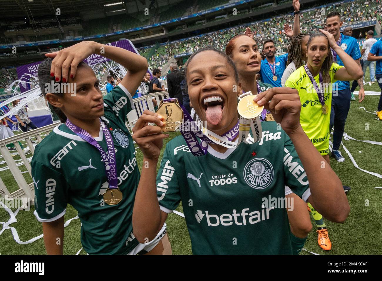 SP - Sao Paulo - 12/21/2022 - FINAL PAULISTA FEMALE 2022, PALMEIRAS X  SANTOS - Players of Palmeiras celebrate the title of champion during an  award ceremony after winning against Santos in