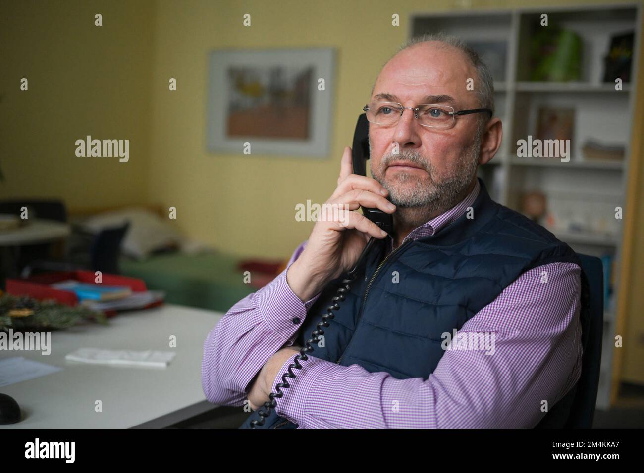 Berlin, Germany. 12th Dec, 2022. Pastoral counselor Uwe Müller from the Church Telephone Counseling Service in Berlin and Brandenburg sits by the phone in an office of the Diakonie Volunteer Center. Demand for telephone counseling is particularly high at Christmas. Credit: Jens Kalaene/dpa/Alamy Live News Stock Photo