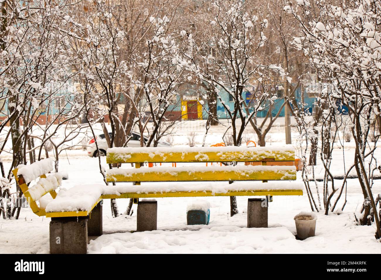 City park bench in snow hi-res stock photography and images - Alamy