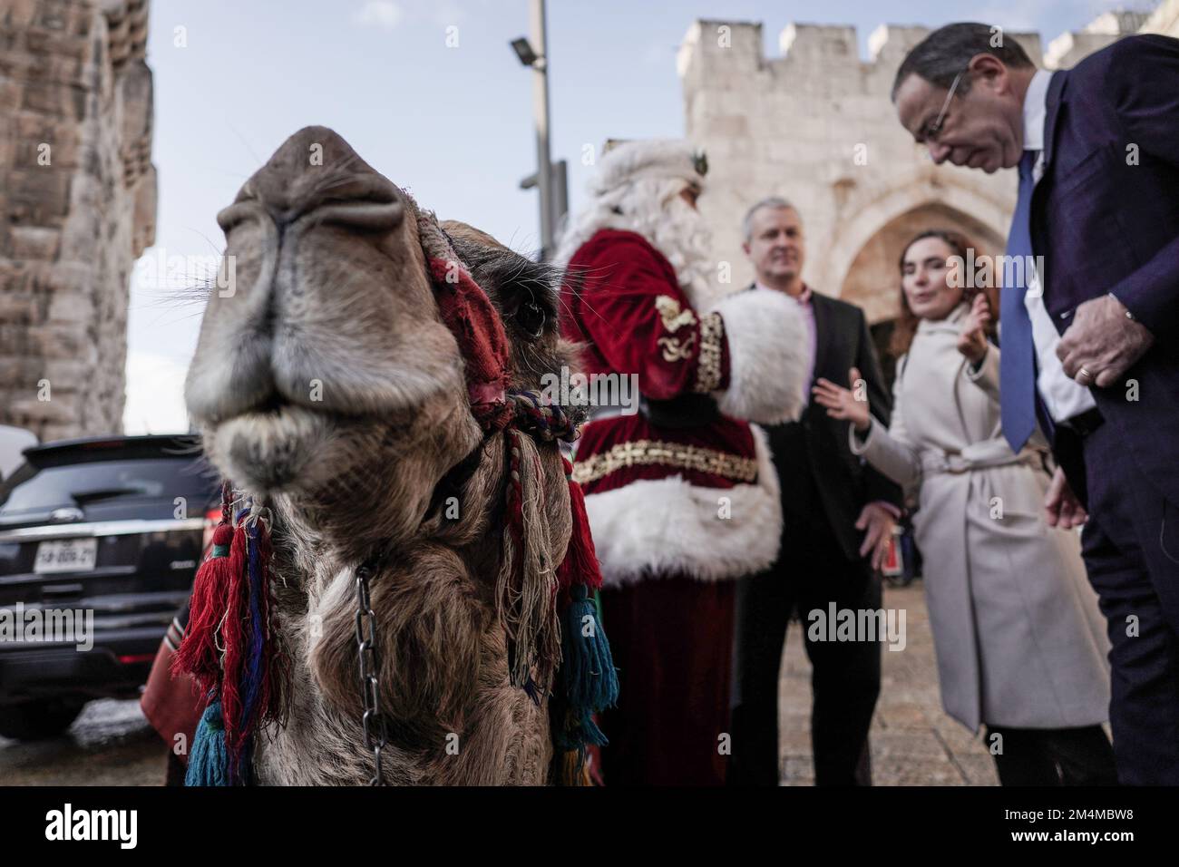 Jerusalem, Israel. 22nd Dec, 2022. U.S. Ambassador to Israel, THOMAS NIDES (R), and GEORGE NOLL (C), Chief Of The U.S. Office Of Palestinian Affairs, meet Santa Claus, portrayed by ISSA KASSISSIEH, at the Old City's Jaffa Gate. Credit: Nir Alon/Alamy Live News Stock Photo