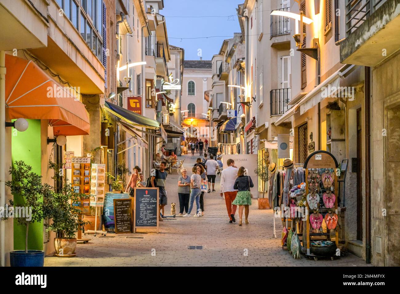Menschen, Einkaufen, Geschäfte, Carrer d'Antoni Blanes Joan, Arta, Mallorca, Spanien Stock Photo