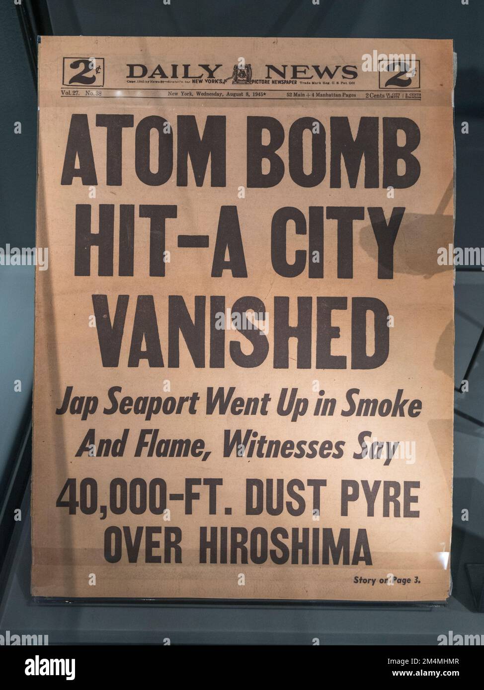 'Atom bomb hit - A city vanished' headline on Daily News, 8th August 1945, Imperial War Museum, London, UK. Stock Photo