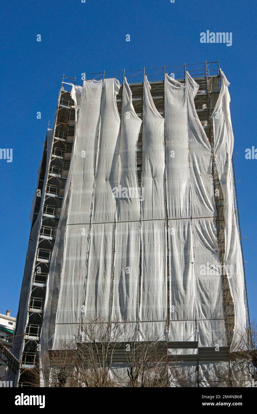 scaffolded residential building covered with tarpaulin Stock Photo - Alamy