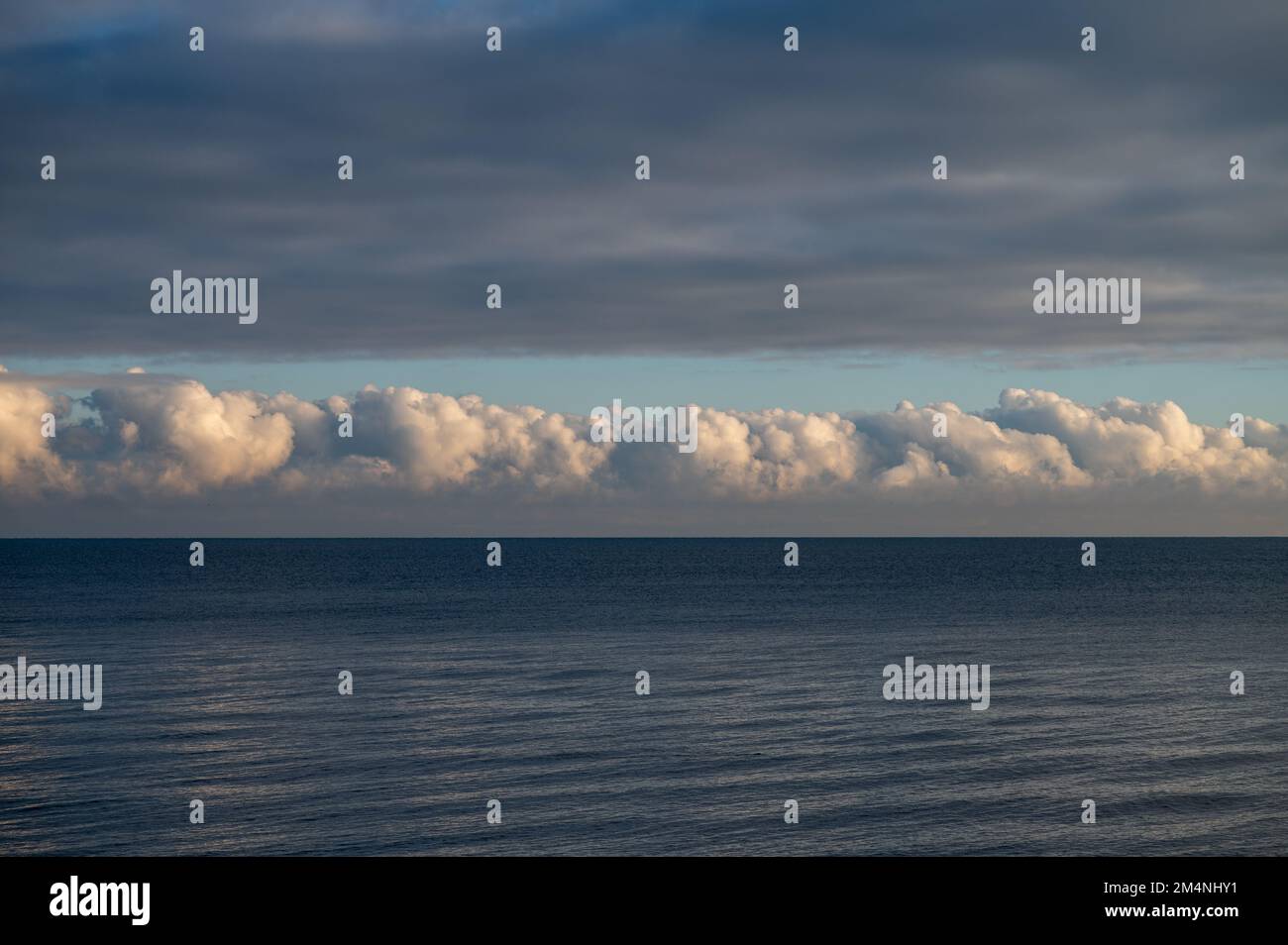 Horizon people sea hi-res stock photography and images - Alamy