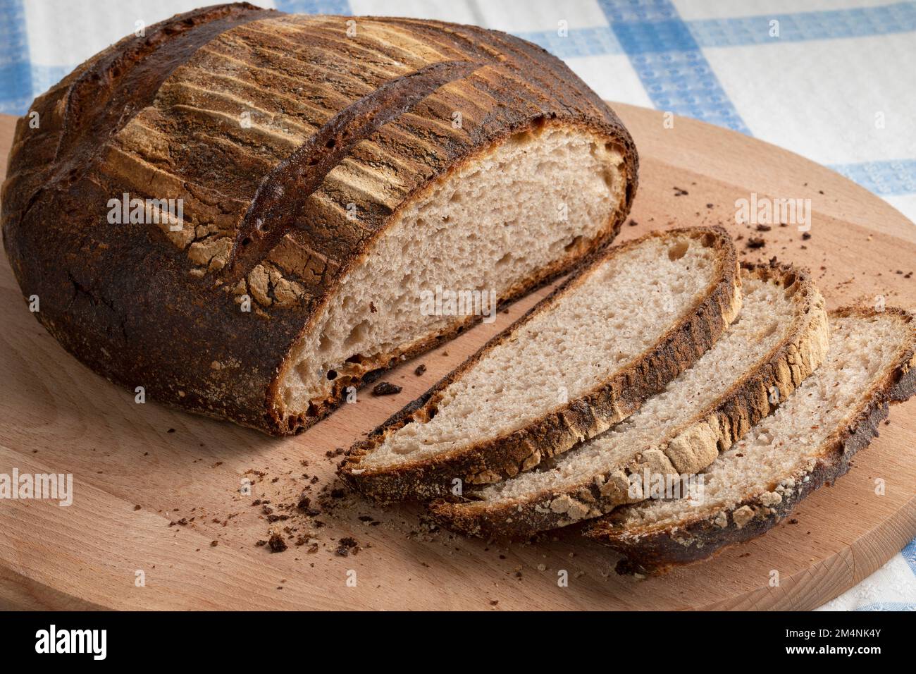 https://c8.alamy.com/comp/2M4NK4Y/traditional-whole-german-eifler-brot-german-bread-and-slices-close-up-on-a-cutting-board-2M4NK4Y.jpg