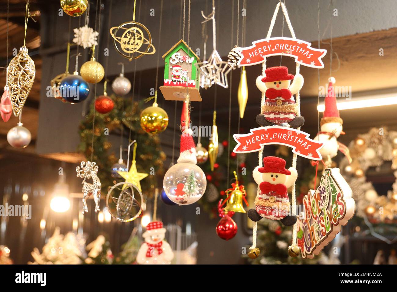 Chennai, Tamil Nadu, India. 22nd Dec, 2022. People purchase decorative items ahead of Christmas