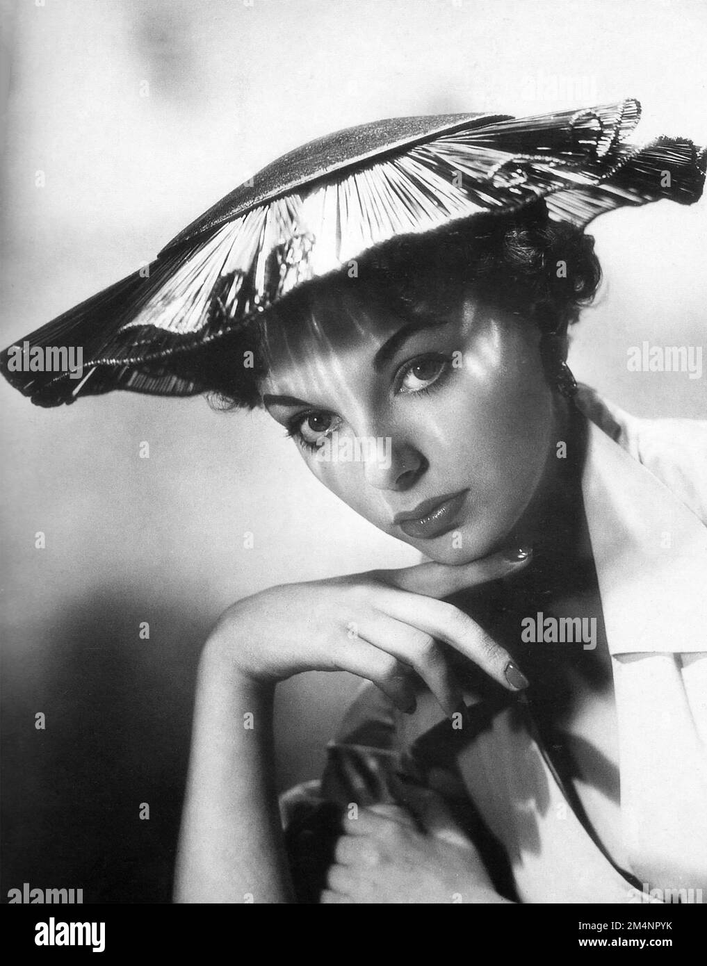 Joan Collins. Dame Joan Henrietta Collins (b. 1933), publicity still for 'I Believe in You', 1952 Stock Photo