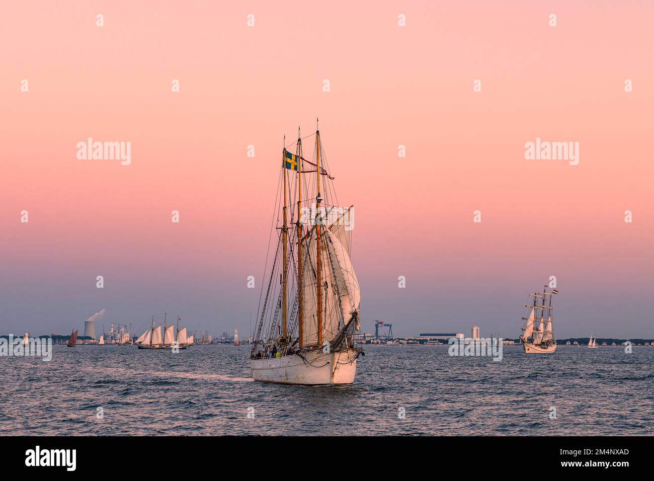 Sailing ships sunset hi-res stock photography and images - Alamy