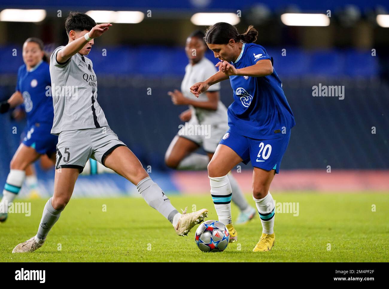 Chelsea's Sam Kerr (right) and Paris Saint-Germain's Elisa de Almeida battle for the ball during the UEFA Women's Champions League Group A match at Stamford Bridge, London. Picture date: Thursday December 22, 2022. Stock Photo