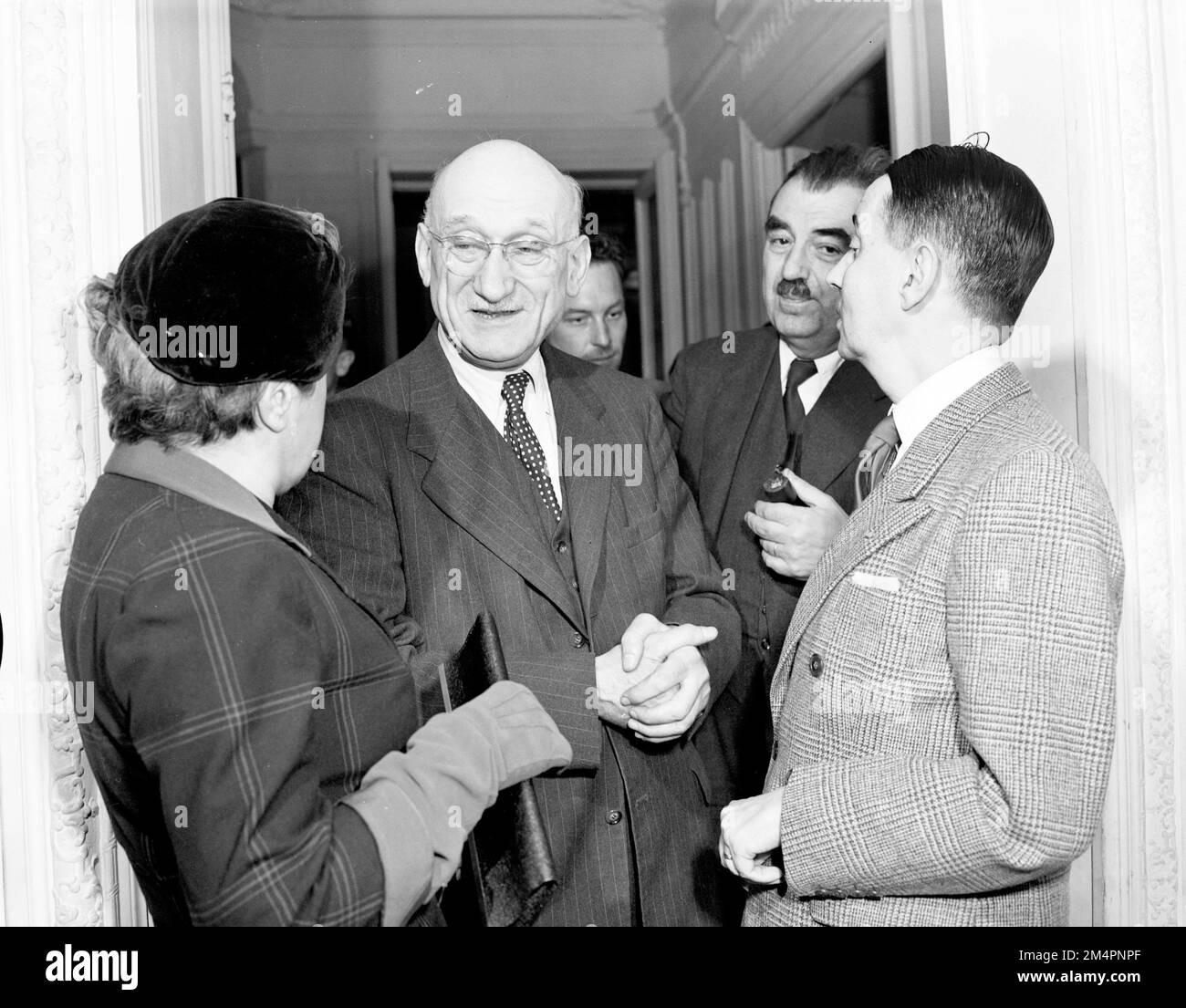 "Petite Histoire de L'Idee Europeenne" Presented to Press. Photographs