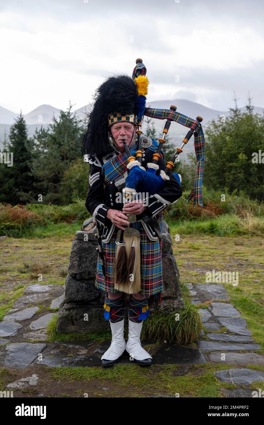 Piper, bagpiper, bagpipe player, bagpipes, bearskin cap, Scotland