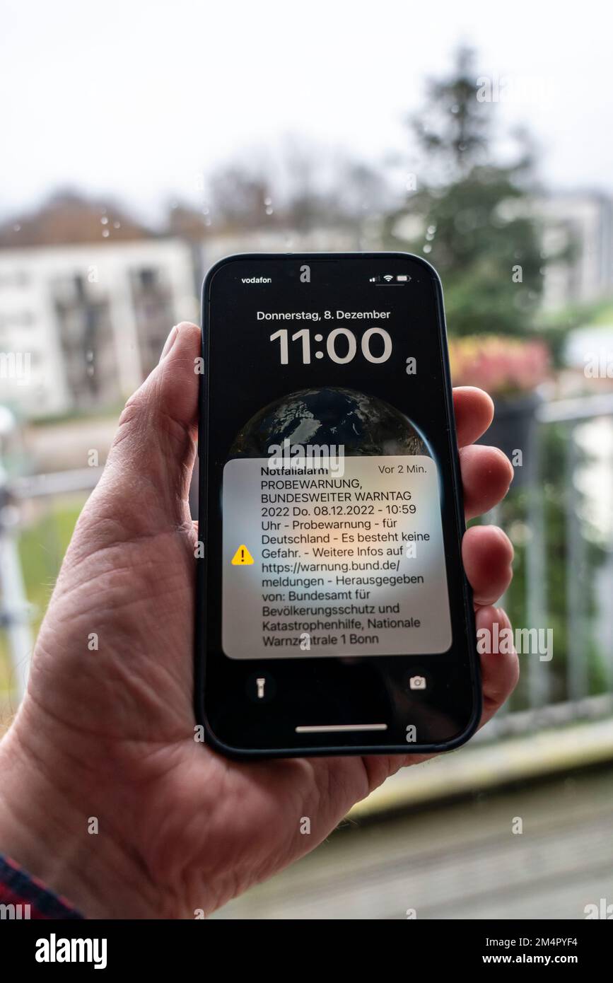 Warning day, 08.12.22 in Germany, first trial warning via cell broadcast, automatic alerting of the population in case of emergency, via SMS to mobile Stock Photo