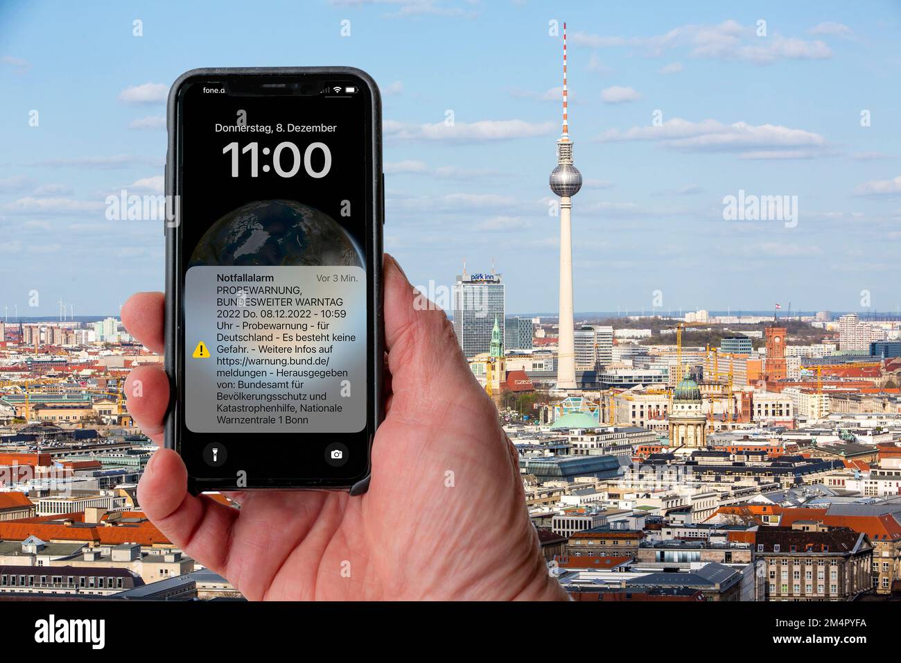 Warning day, 08.12.22 in Germany, first trial warning via cell broadcast, automatic alerting of the population in case of emergency, via SMS to mobile Stock Photo