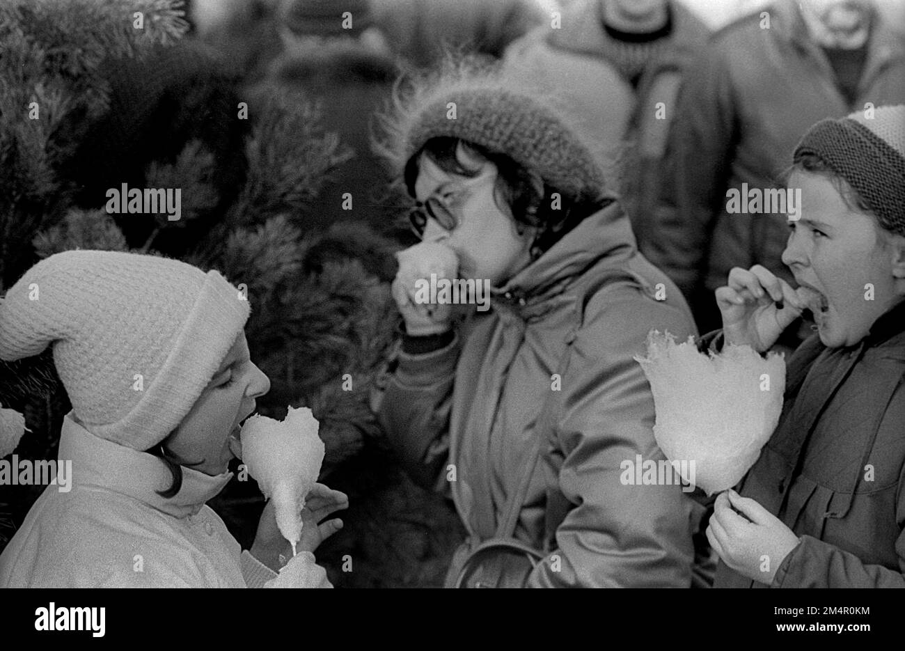 GDR, Berlin, 25. 11. 1988, mother, children candyfloss, at the Christmas market at Alexanderplatz Stock Photo