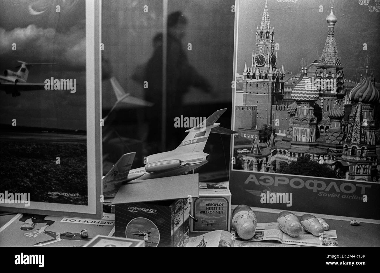 GDR, Berlin, 09. 11. 1988, Alexanderplatz underground station Glass display case of the Soviet aviation company Aeroflott with crashed model aeroplane Stock Photo