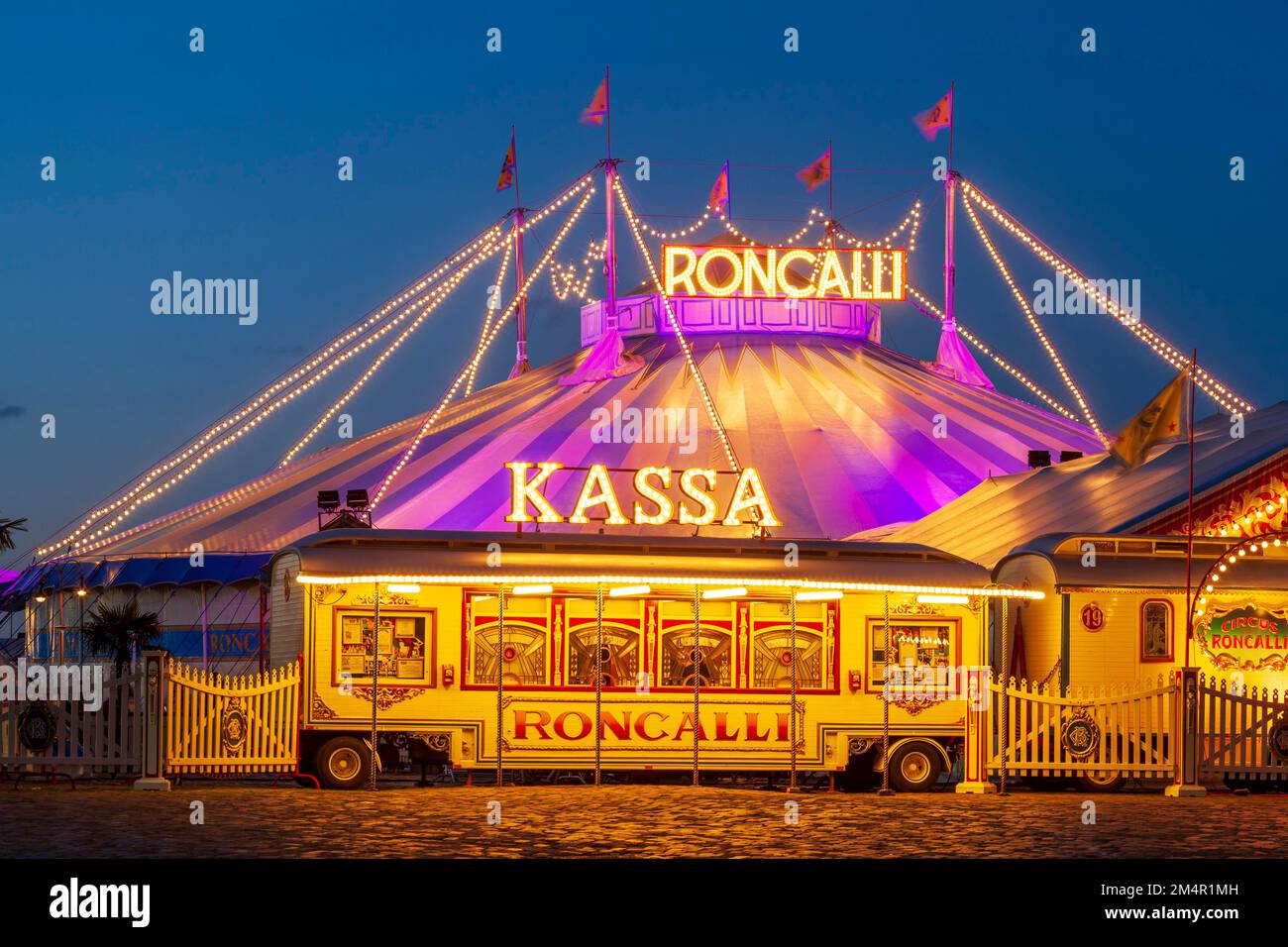 Circus roncalli hi-res stock photography and images - Page 2 Circus roncalli hi-res stock photography and images - Page 2