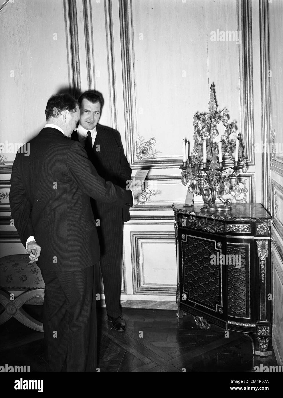 Versaille Palace, Sy Americains des Amis de Versailles Gives Recovered Piece of Furniture. Photographs of Marshall Plan Programs, Exhibits, and Personnel Stock Photo