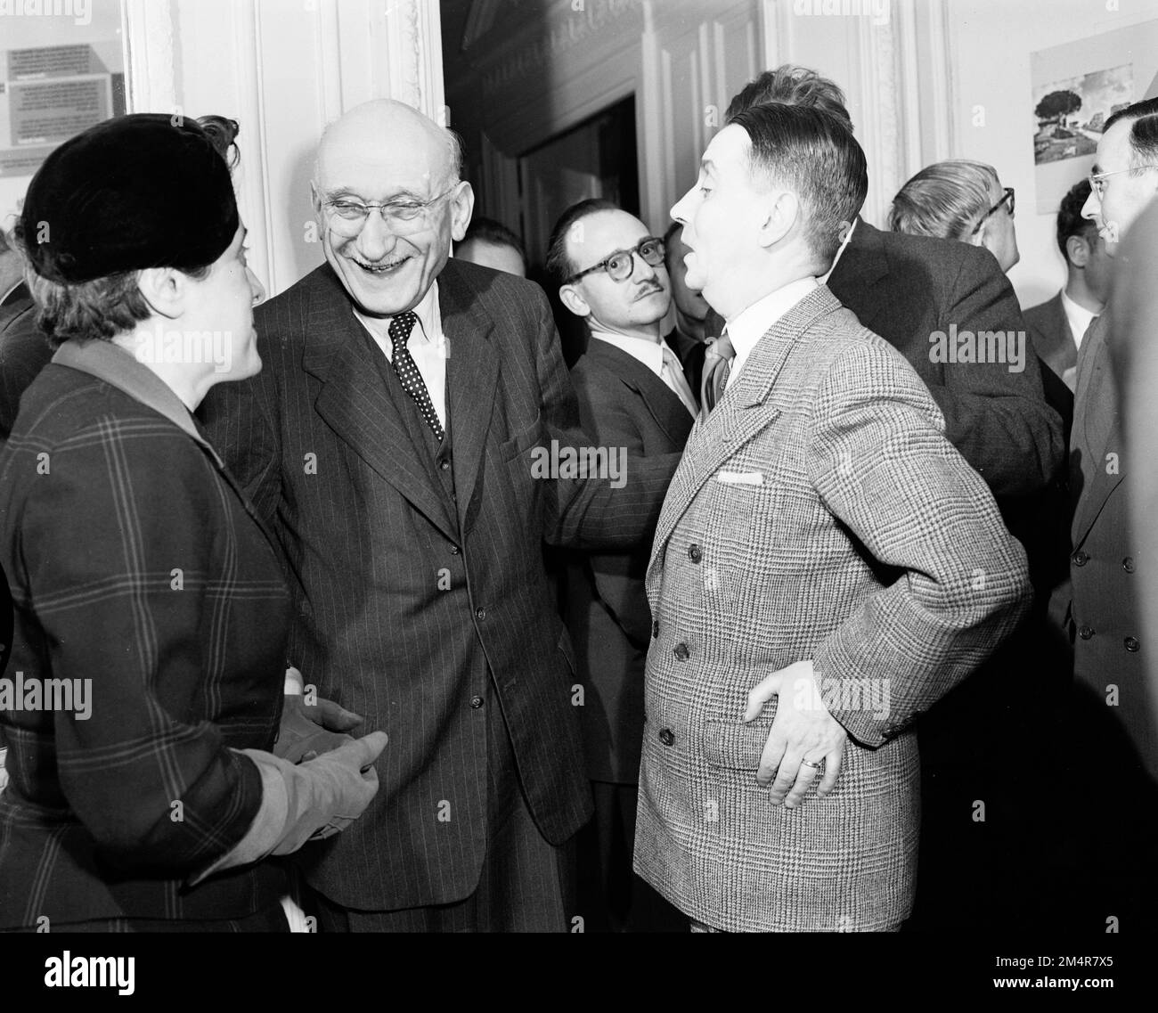 "Petite Histoire de L'Idee Europeenne" Presented to Press. Photographs