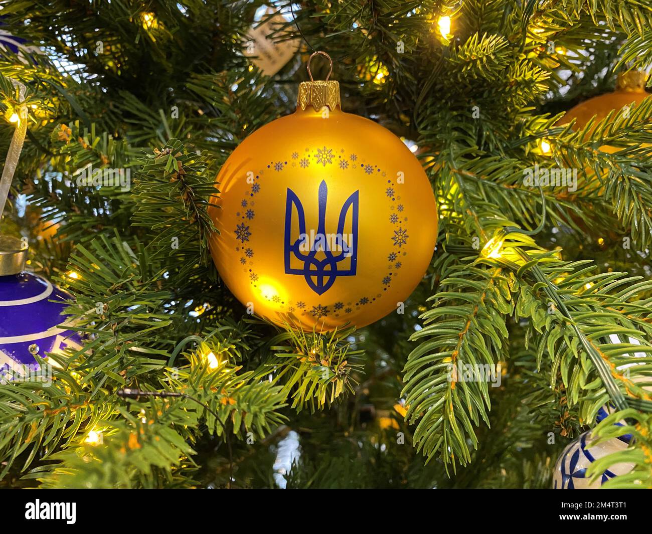 Kiew, Ukraine. 20th Dec, 2022. On a decorated tree in a store hangs a ball in the Ukrainian national colors of blue and yellow with the trident as a coat of arms. (About the KORR report: 'Dark Christmas in Kiev - Putin's war also shifts traditions') Credit: Ulf Mauder/dpa/Alamy Live News Stock Photo