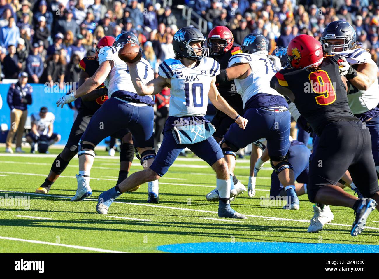 Colorado School of Mines Orediggers quarterback John Matocha (10) sets up to pass during the fourth quarter of the NCAA Division II national champions Stock Photo