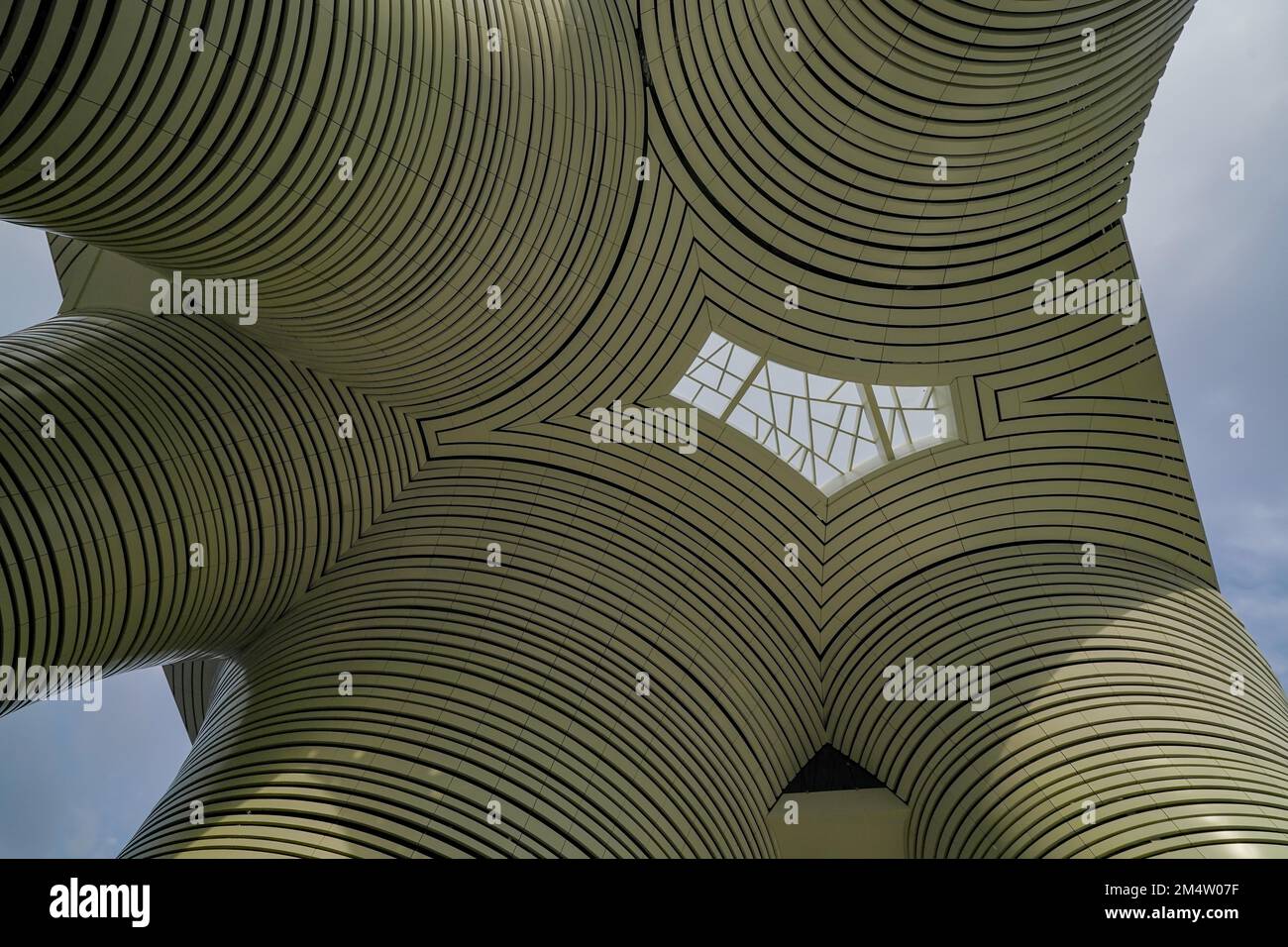 The "future parking lot" Dragonfly Park was put into use in Hangzhou