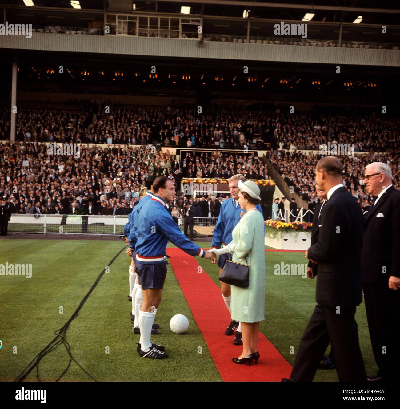 File photo dated 11-07-1966 of H.M. Queen Elizabeth II shakes hands with England's George Cohen. Former England and Fulham defender George Cohen has died aged 83. Issue date: Friday December 23, 2022. Stock Photo