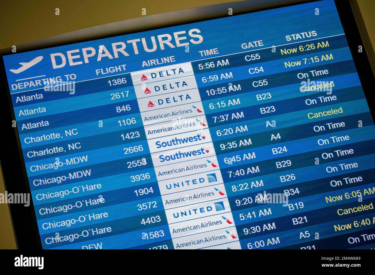 Columbus, Ohio, USA. 23rd Dec, 2022. Numerous flights to and from John Glenn Columbus International Airport in Columbus, Ohio are canceled or delayed as a major winter storm brings subzero temperatures across the United States. (Credit Image: © Jintak Han/ZUMA Press Wire) Credit: ZUMA Press, Inc./Alamy Live News Stock Photo