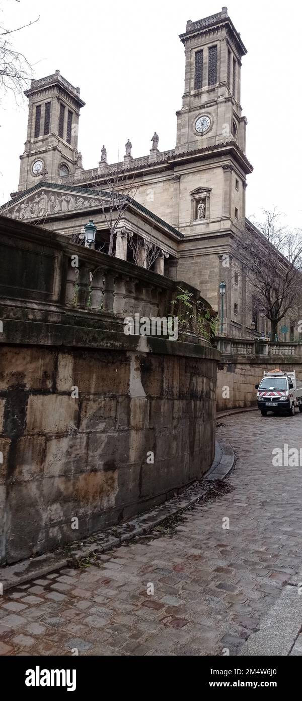 L'église Saint-Vincent-de-Paul à Paris, située sur la place Franz-Liszt dans le 10e arrondissement, est dédiée à saint Vincent de Paul. Elle domine le Stock Photo