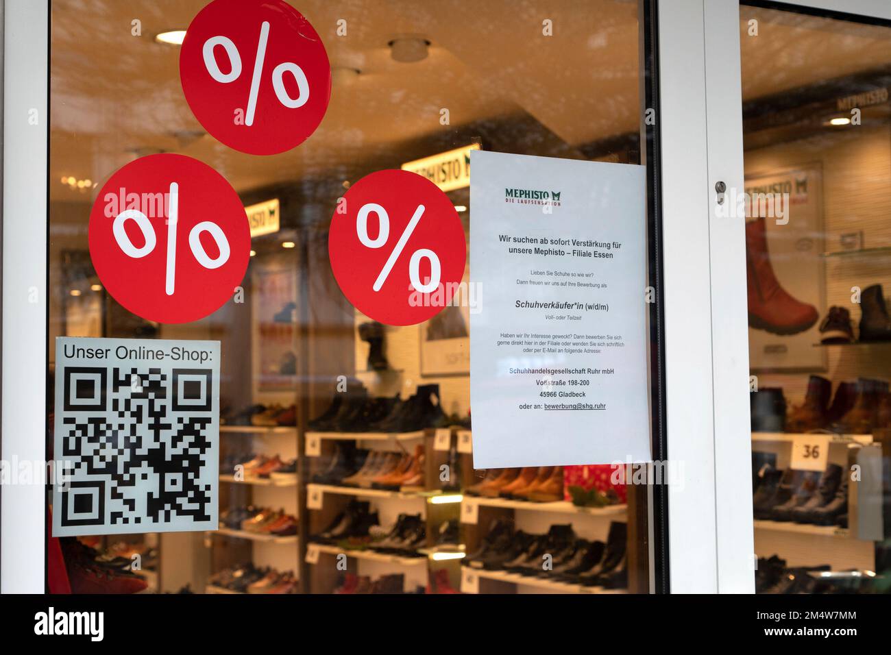 Eat, Deutschland. 22nd Dec, 2022. Job offer of a shoe shop in Essen, lack of skilled workers, boutique, shoes, discount, sale, pedestrian zone Essen, 22.12.2022, Credit: dpa/Alamy Live News Stock Photo