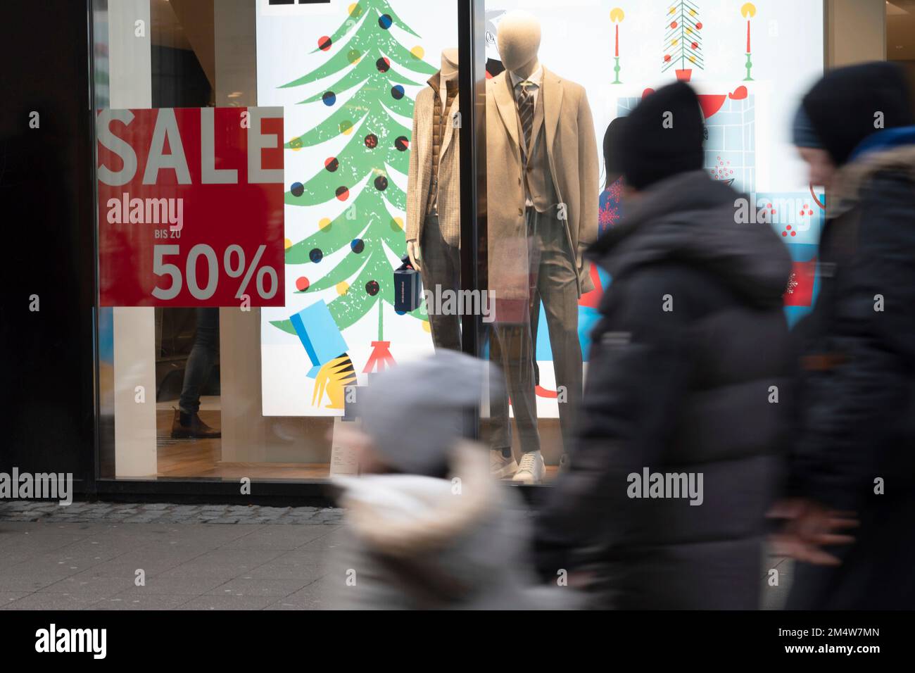 Eat, Deutschland. 22nd Dec, 2022. Discount sale of a boutique in Essen, clothing, discount, sale, pedestrian zone Essen, December 22nd, 2022, Credit: dpa/Alamy Live News Stock Photo