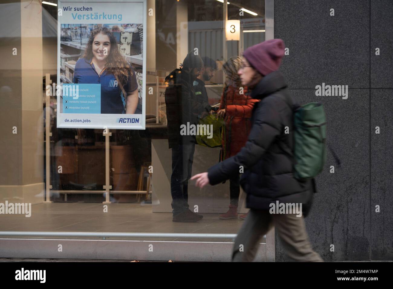 Eat, Deutschland. 22nd Dec, 2022. Job search of a shop in Essen, lack of skilled workers, job offer, pedestrian zone Essen, 22.12.2022, Credit: dpa/Alamy Live News Stock Photo
