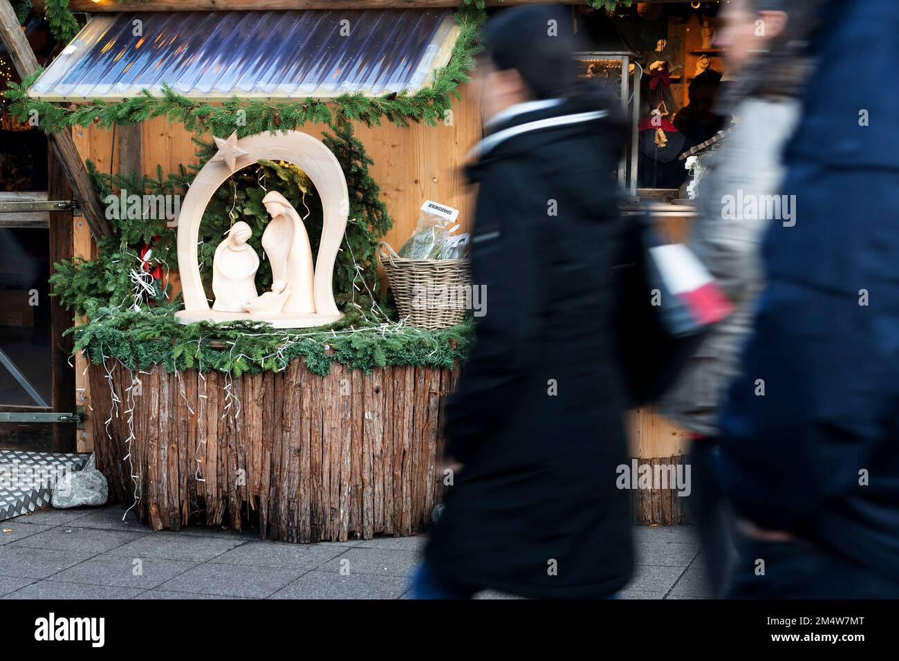 Eat, Deutschland. 22nd Dec, 2022. Christmas market on Kennedyplatz, a nativity scene is in a shop window, pedestrian zone Essen, December 22nd, 2022 Credit: dpa/Alamy Live News Stock Photo