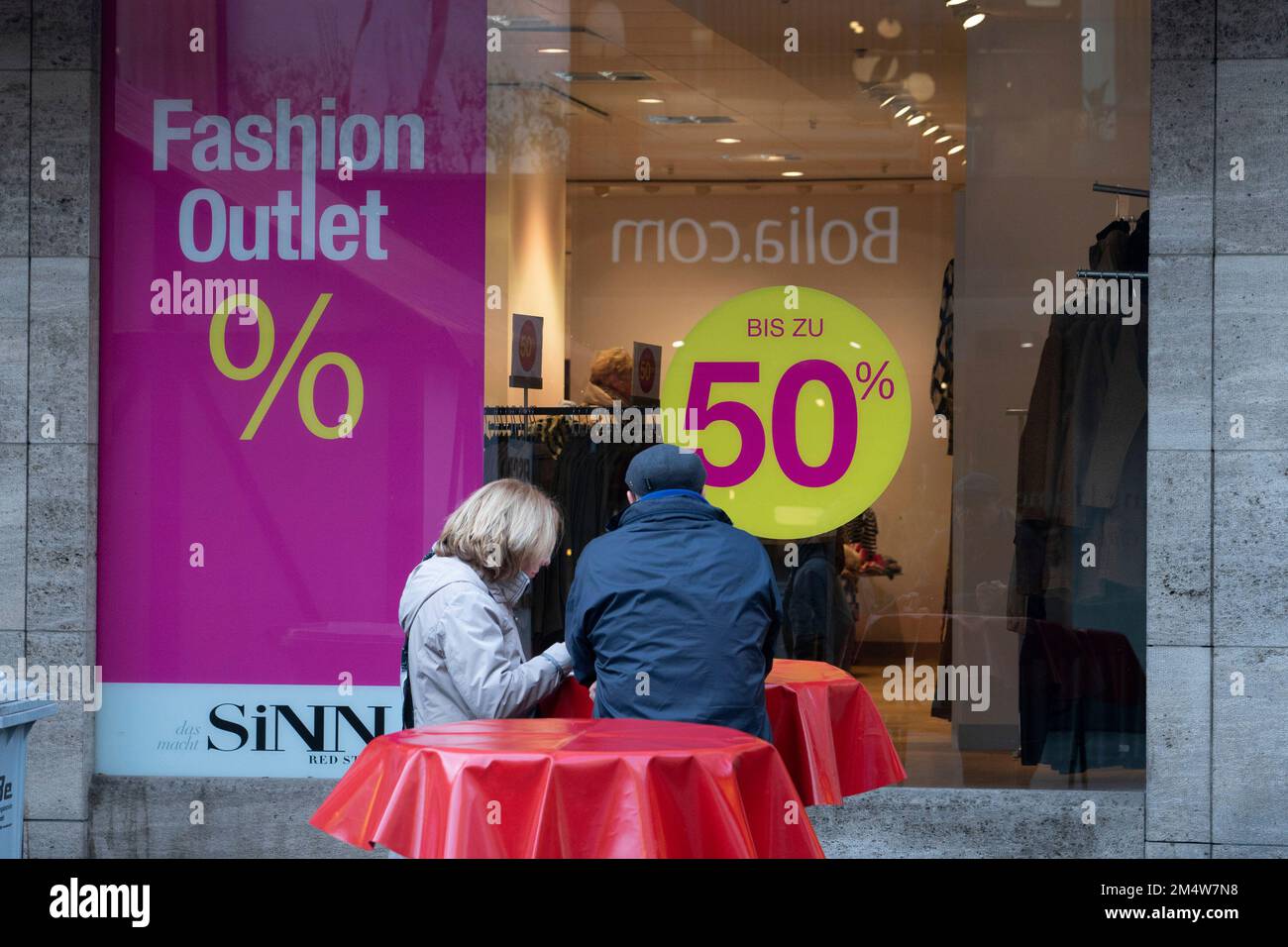 Eat, Deutschland. 22nd Dec, 2022. Discount sale of a boutique in Essen, clothing, discount, sale, pedestrian zone Essen, December 22nd, 2022, Credit: dpa/Alamy Live News Stock Photo