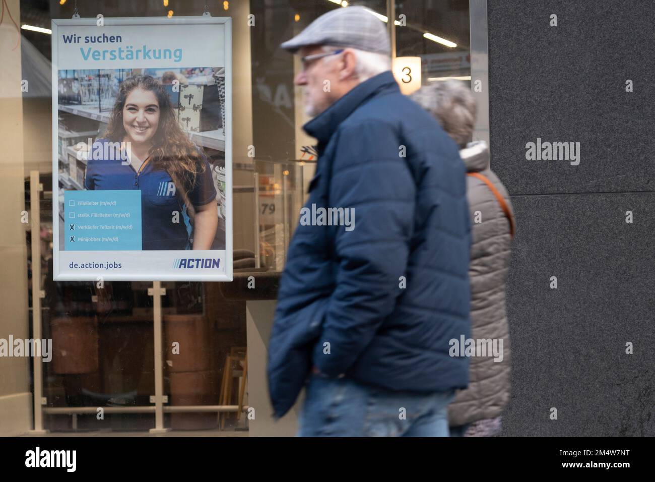 Eat, Deutschland. 22nd Dec, 2022. Job search of a shop in Essen, lack of skilled workers, job offer, pedestrian zone Essen, 22.12.2022, Credit: dpa/Alamy Live News Stock Photo