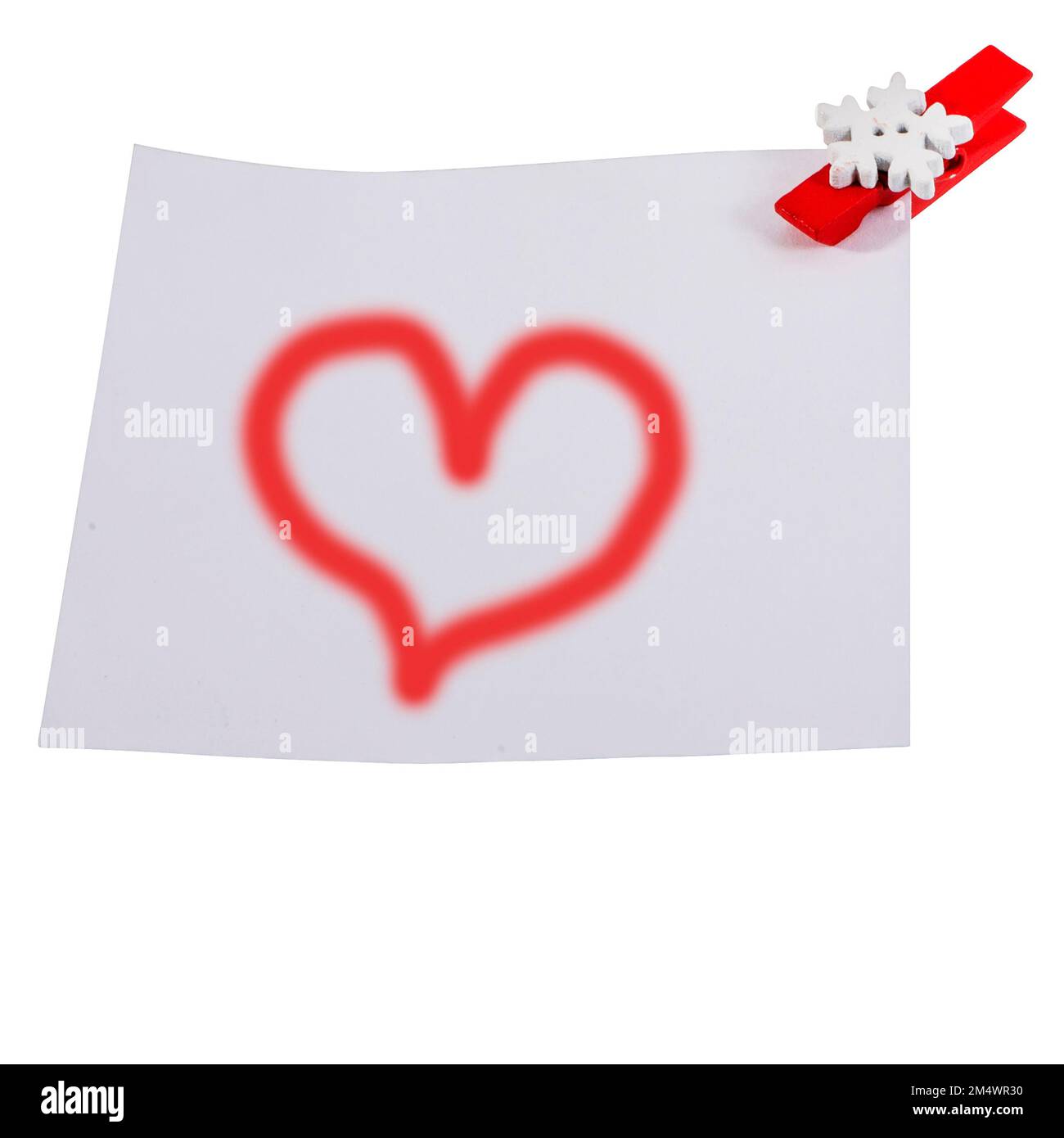 Freigestellter Notizzettel mit gemaltem roten Herz und Klammer Stock Photo