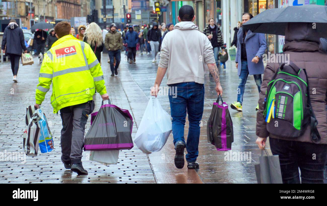 . Christmas shopping in the style mile shopping capital of Scotland in the rain Stock Photo