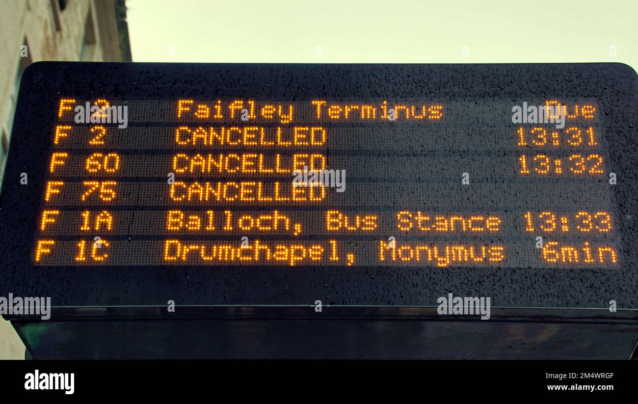 noticeboard with bus cancelled due to lack of staff in the uk worker shortage and weather conditions Stock Photo
