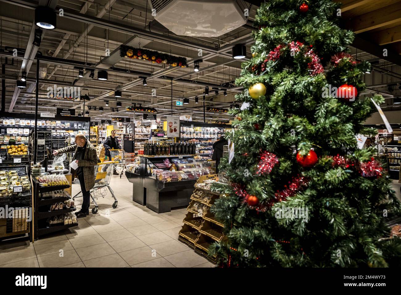 AMSTELVEEN Shoppers in a supermarket. More and more supermarkets are