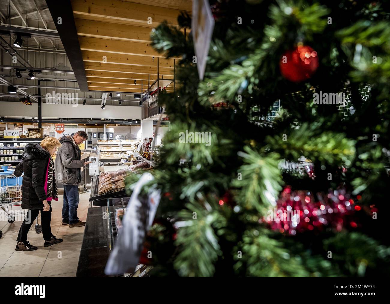 AMSTELVEEN Shoppers in a supermarket. More and more supermarkets are