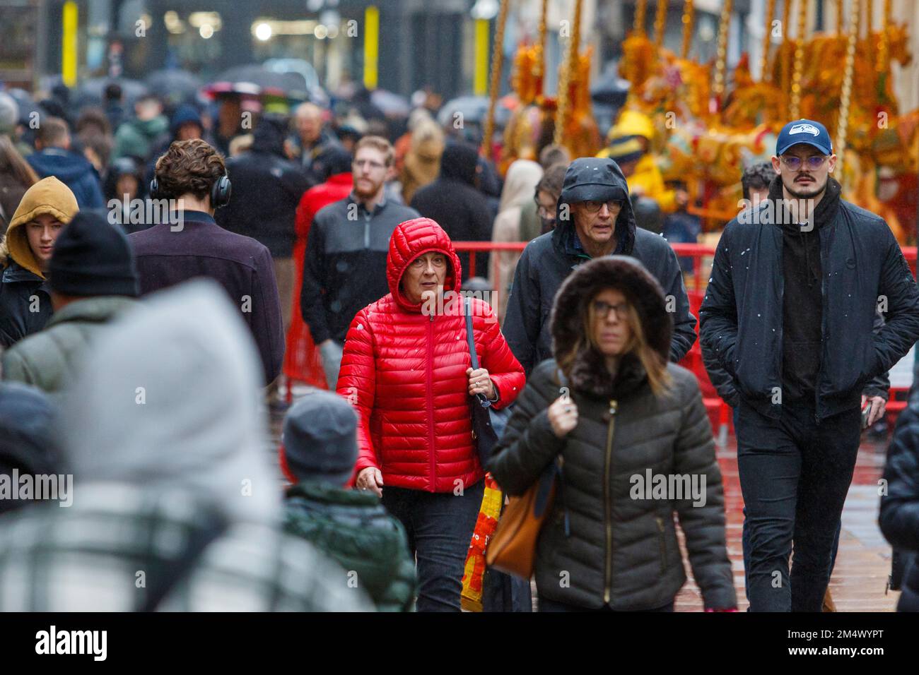 Bath, UK, 23rd Dec, 2022. With only two days left until Christmas day crowds of shoppers doing last minute shopping are pictured in Bath city centre. Many shops have tried to attract customers by starting their sales early.  Credit: Lynchpics/Alamy Live News Stock Photo