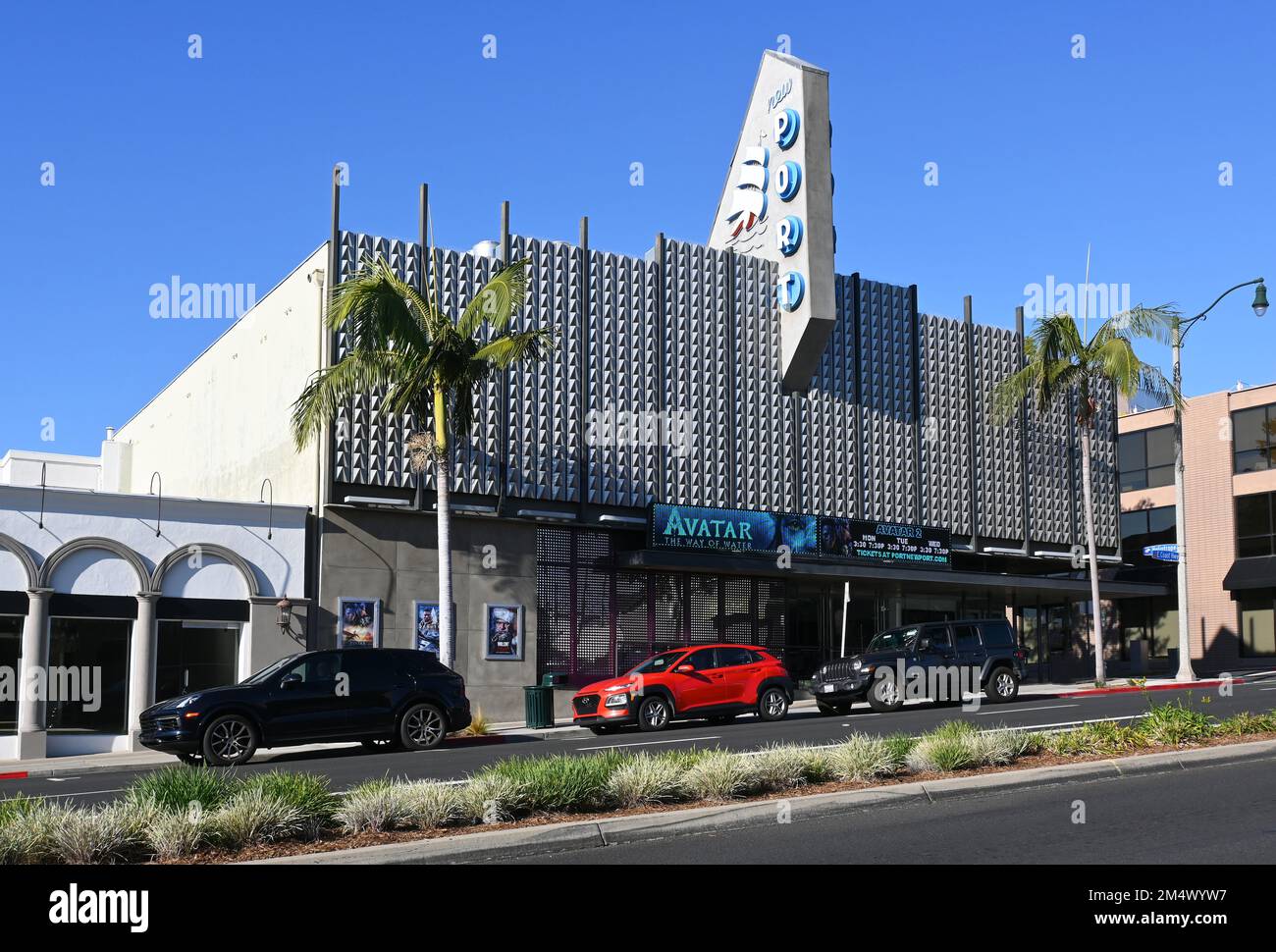 Movie theater exterior hires stock photography and images Alamy