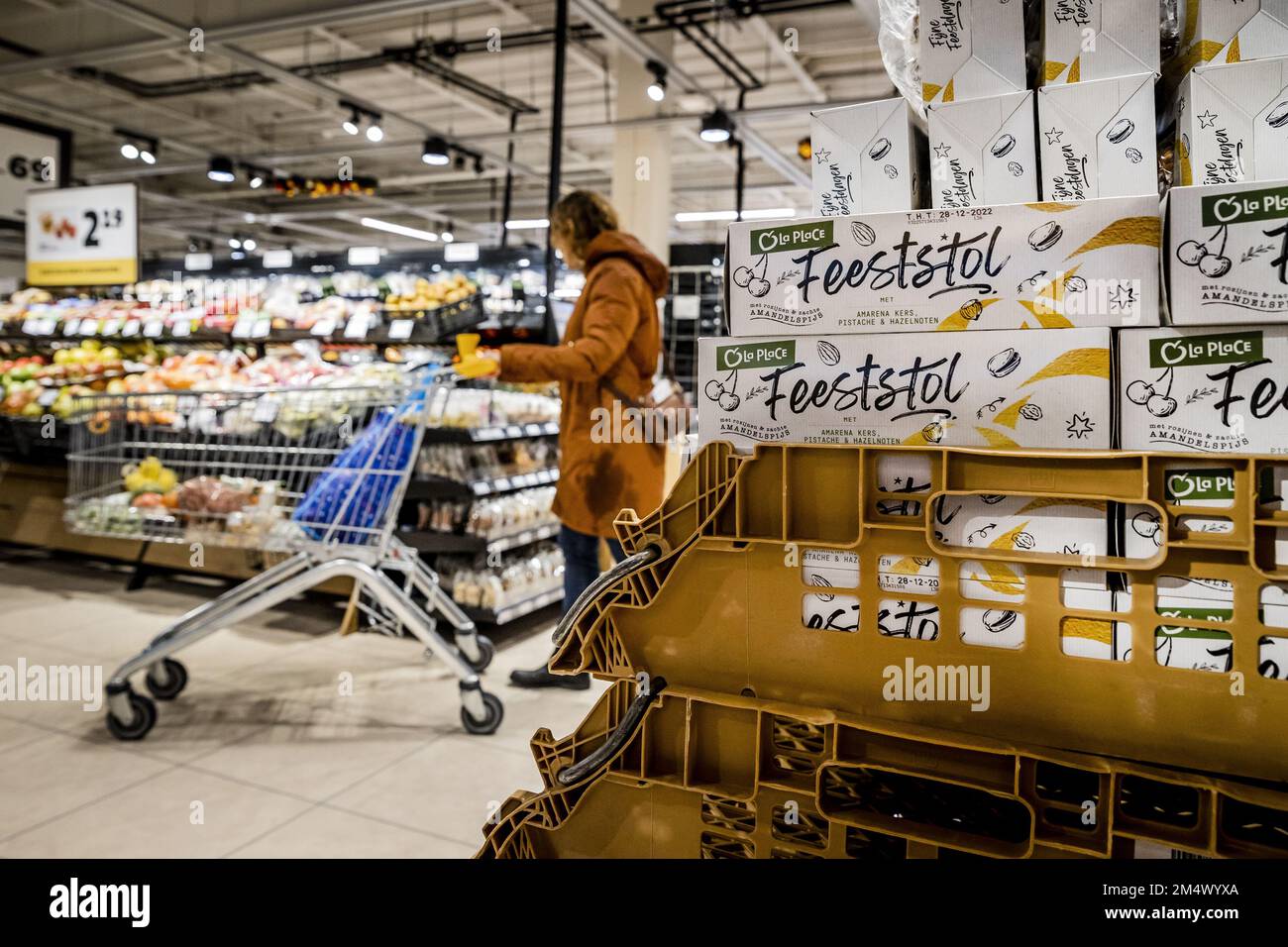 AMSTELVEEN Shoppers in a supermarket. More and more supermarkets are