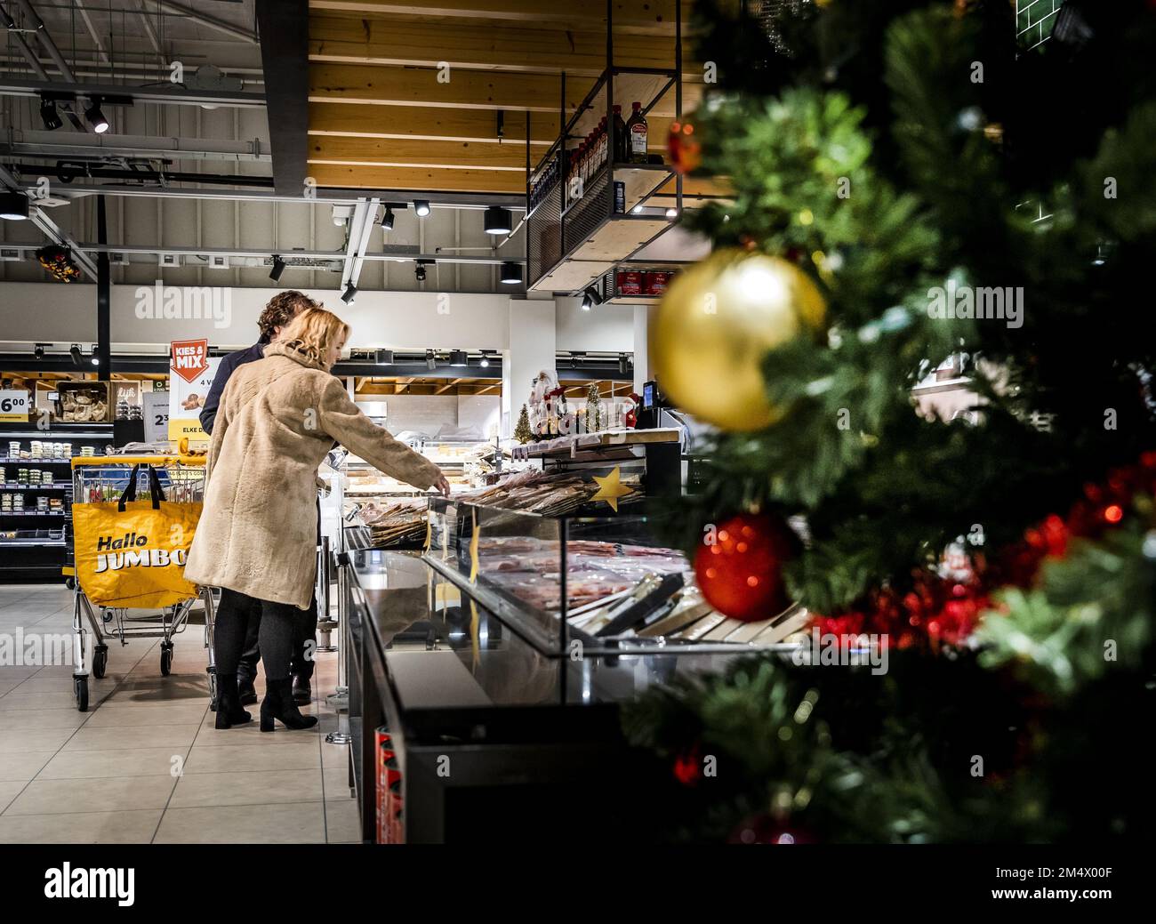 AMSTELVEEN Shoppers in a supermarket. More and more supermarkets are